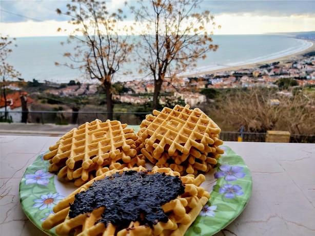 https://italiasweetitalia.com/wp-content/uploads/2023/05/Pizzelle-recipe-from-Abruzzo-1.jpg